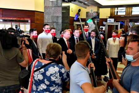 Г.А. Зюганов: "В сентябре будет последняя возможность исправить ситуацию бюллетенем". Коммунисты подали документы в Центризбирком