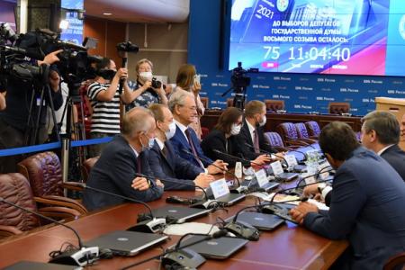 Г.А. Зюганов: "В сентябре будет последняя возможность исправить ситуацию бюллетенем". Коммунисты подали документы в Центризбирком