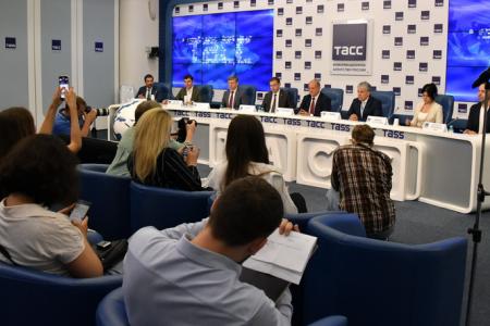 На пресс-конференции в ИА ТАСС Г.А. Зюганов представил программу КПРФ «10 шагов к власти народа»