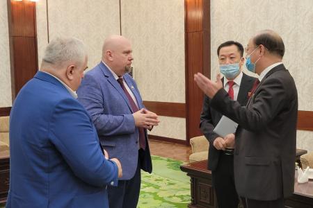 В 27-ю годовщину со дня смерти вождя корейского народа Ким Ир Сена К.К. Тайсаев и И.Н. Макаров встретились с  Чрезвычайным и Полномочным Послом КНДР в Российской Федерации Син Хон Чхолем