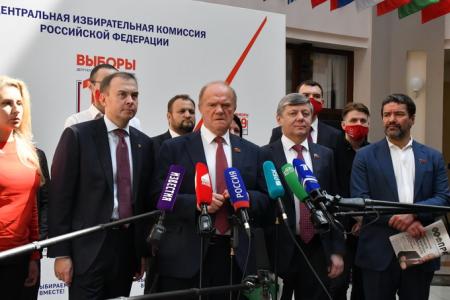 Г.А. Зюганов: "В сентябре будет последняя возможность исправить ситуацию бюллетенем". Коммунисты подали документы в Центризбирком