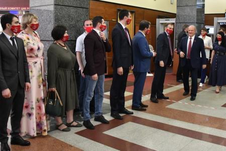 Г.А. Зюганов: "В сентябре будет последняя возможность исправить ситуацию бюллетенем". Коммунисты подали документы в Центризбирком