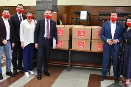 Г.А. Зюганов: "В сентябре будет последняя возможность исправить ситуацию бюллетенем". Коммунисты подали документы в Центризбирком