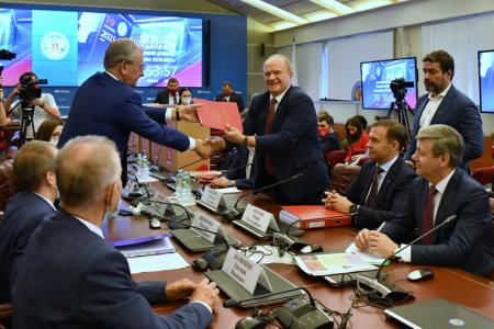 Г.А. Зюганов: "В сентябре будет последняя возможность исправить ситуацию бюллетенем". Коммунисты подали документы в Центризбирком