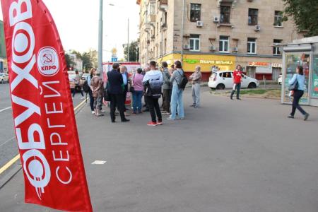 Москва. На "Первомайской" избиратели кричат про пенсионный обман, непотребство и засилье рекламы на ТВ, рост цен