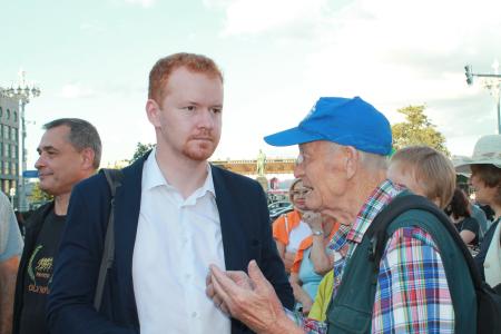 Москва. Депутаты-коммунисты провели встречу с избирателями в Новопушкинском сквере