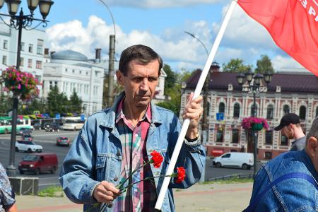 Жители Иваново возложили цветы к Мемориальному камню рабочим, расстрелянным 10 августа 1915 года