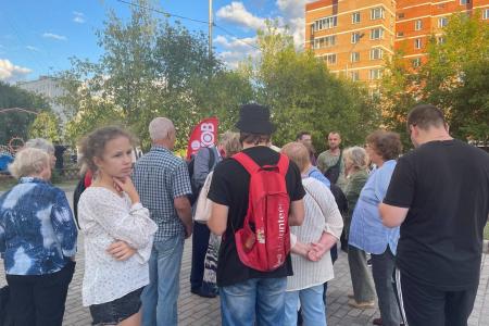 Москва. "Народная приемная" КПРФ в ВАО: Бурная встреча в Южном Измайлово