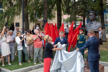 Курские коммунисты приняли участие в церемонии открытия бюста героя Советского Союза М.А. Булатова,