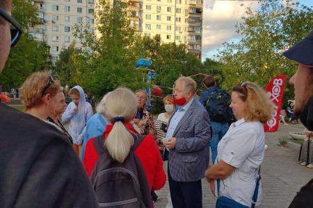 Москва. "Народная приемная" КПРФ в ВАО: Бурная встреча в Южном Измайлово