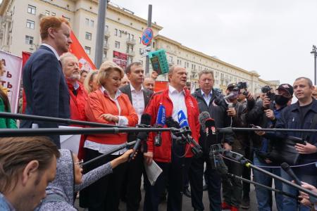 «Мы - первые! За КПРФ!»