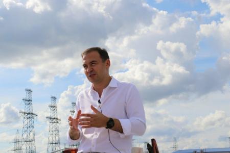 Ю.В. Афонин посетил калининградское предприятие по производству стройматериалов и выступил в прямом эфире местного ТВ