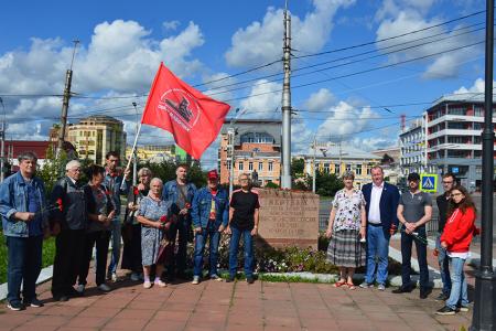 Жители Иваново возложили цветы к Мемориальному камню рабочим, расстрелянным 10 августа 1915 года