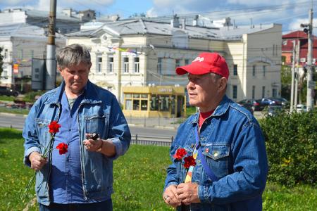 Жители Иваново возложили цветы к Мемориальному камню рабочим, расстрелянным 10 августа 1915 года