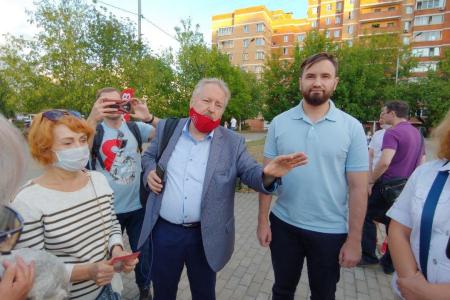 Москва. "Народная приемная" КПРФ в ВАО: Бурная встреча в Южном Измайлово