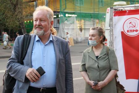 Москва. На "Первомайской" избиратели кричат про пенсионный обман, непотребство и засилье рекламы на ТВ, рост цен