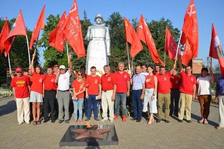 Донские коммунисты провели автопробег в честь 78-й годовщины освобождения Ростовской области