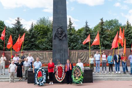Курская область. Здесь русский человек стоял, советский человек!