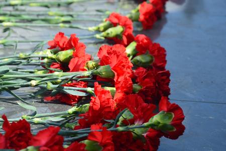 Жители Иваново возложили цветы к Мемориальному камню рабочим, расстрелянным 10 августа 1915 года