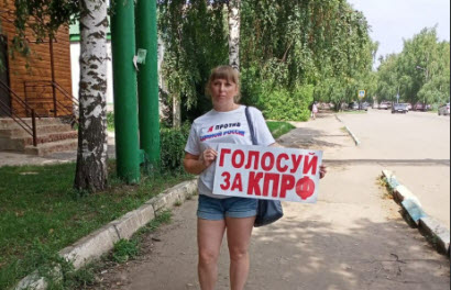 Саратовские коммунисты провели серию одиночных пикетов, посвящённых событиям августа 1991 года