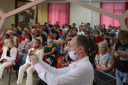 Николай Бондаренко и Мария Прусакова провели агитационную встречу в Барнауле