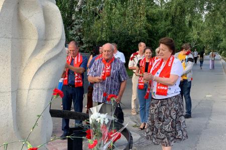 Волгоградские коммунисты почтили память жертв самой страшной бомбардировки Великой Отечественной войны