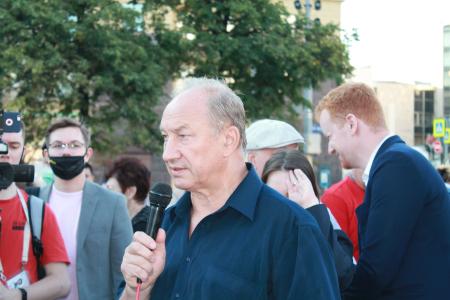 Москва. Депутаты-коммунисты провели встречу с избирателями в Новопушкинском сквере