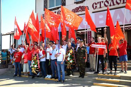 Коммунисты Дона поклонились памяти героев былых сражений