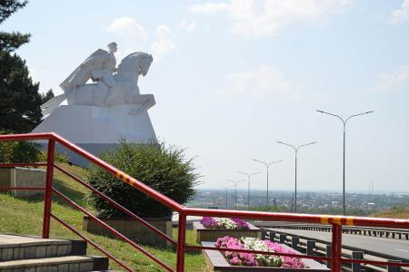 Коммунисты Дона поклонились памяти героев былых сражений