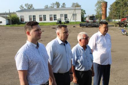 «Мы за Сильную Справедливую Социалистическую Родину»: Вячеслав Мархаев и Роман Кобызов провели агитационную встречу в с. Жариково Амурской области