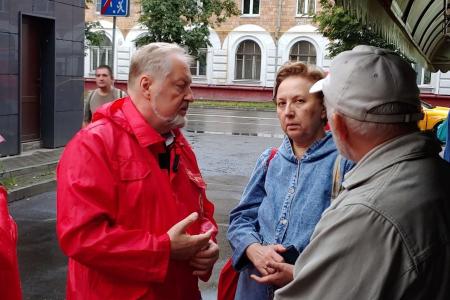 Москва. «Народная приемная» КПРФ в ВАО. Встречи в Измайлово: дождь, капремонты и локальная повестка