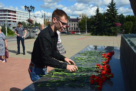 Жители Иваново возложили цветы к Мемориальному камню рабочим, расстрелянным 10 августа 1915 года