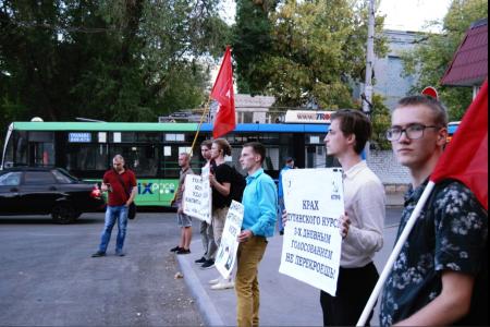 КПРФ провела серию протестных пикетов в Саратове