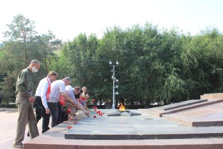 Волгоград. Коммунисты возложили цветы к Вечному огню на Аллее Героев в День окончания Второй мировой войны