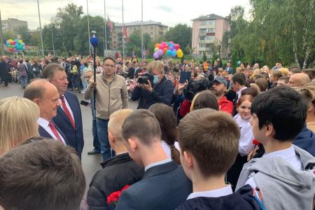 Лидер КПРФ Геннадий Зюганов поздравил учеников гимназии имени Подольских курсантов с Днем знаний