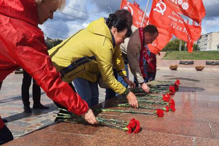 Коммунисты города Иваново возложили цветы в день окончания 2-й мировой войны