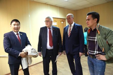 Лидер иркутских коммунистов Сергей Левченко провел встречу с партийным активом города Якутска