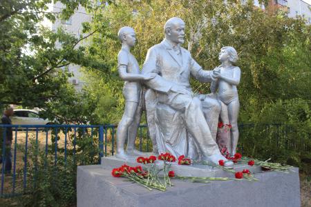В Волгограде коммунисты открыли памятник В. И. Ленину