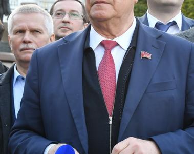 Санкт-Петербург. Г.А. Зюганов возложил цветы к памятнику В.И. Ленину на территории Смольного Института