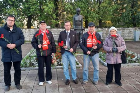 Ленинградские коммунисты возложили цветы по случаю 76-й годовщины завершения Второй Мировой войны