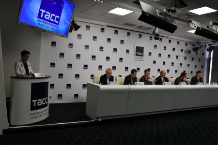 Санкт-Петербург. Г.А. Зюганов возложил цветы к памятнику В.И. Ленину на территории Смольного Института