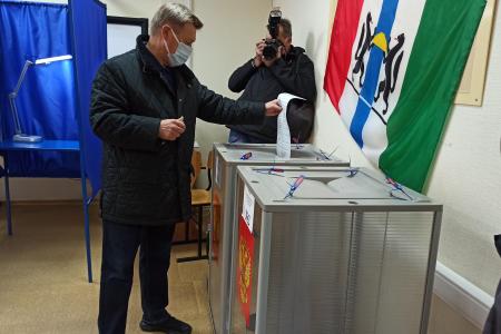 Мэр Новосибирска Анатолий Локоть проголосовал на выборах в Госдуму