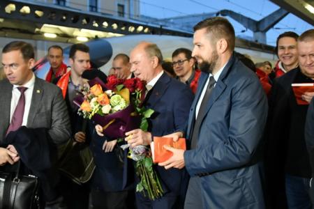 Санкт-Петербург. Г.А. Зюганов возложил цветы к памятнику В.И. Ленину на территории Смольного Института