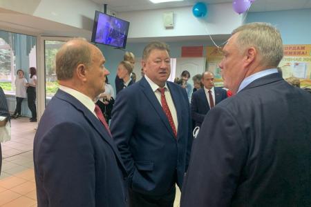 Лидер КПРФ Геннадий Зюганов поздравил учеников гимназии имени Подольских курсантов с Днем знаний