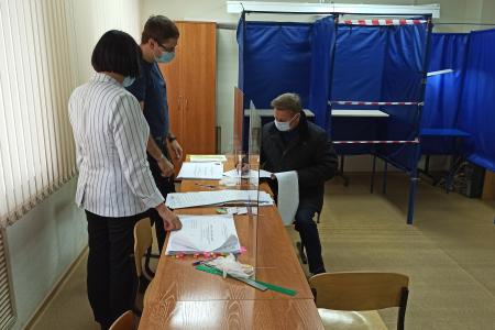 Мэр Новосибирска Анатолий Локоть проголосовал на выборах в Госдуму