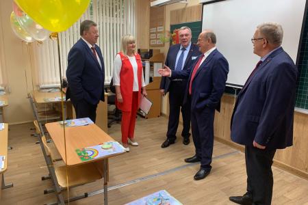 Лидер КПРФ Геннадий Зюганов поздравил учеников гимназии имени Подольских курсантов с Днем знаний