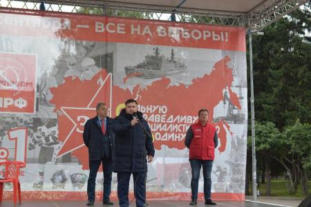 В главном сквере Новосибирска прошла встреча с кандидатами в депутаты Госдумы от КПРФ