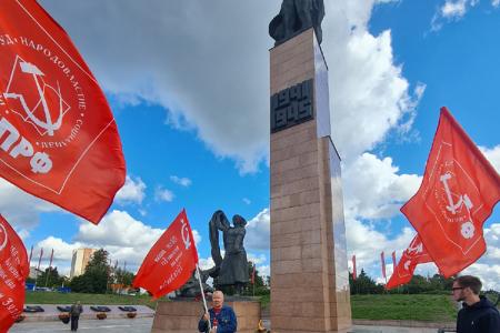 Коммунисты города Иваново возложили цветы в день окончания 2-й мировой войны