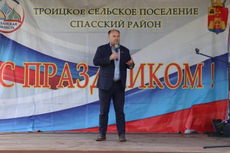 Рязанская область. Лидер местных коммунистов Д.С. Сидоров выступил перед участниками праздничного концерта в селе Красильниково