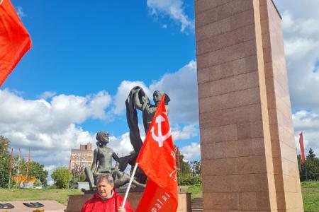 Коммунисты города Иваново возложили цветы в день окончания 2-й мировой войны